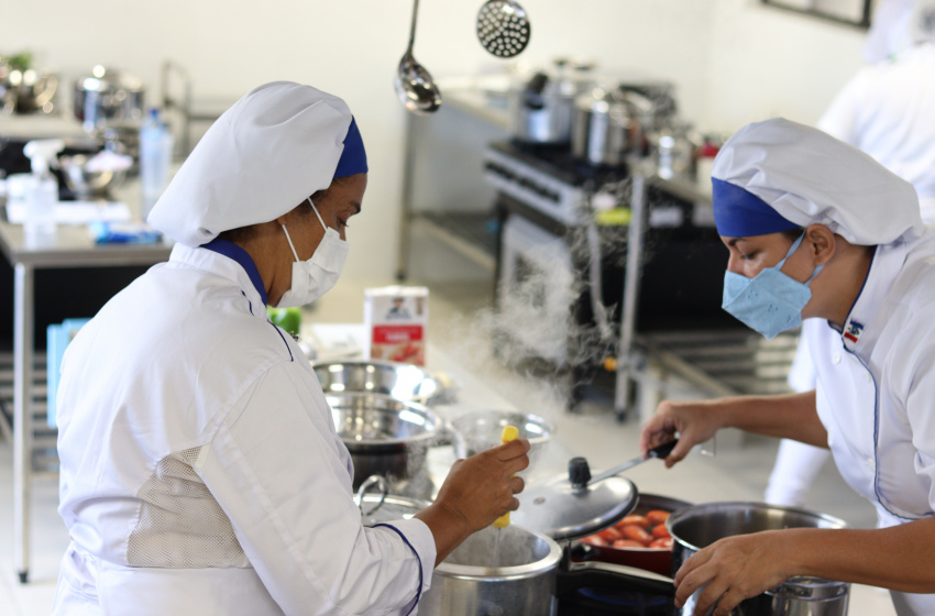 Cozinheiras da rede municipal de ensino disputam 4º Concurso de Merendeiras