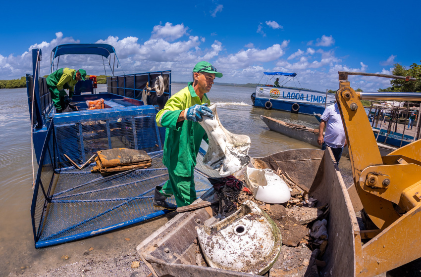 Ecoboat: equipamentos fazem limpeza da lagoa Mundaú e recolhem cerca de uma tonelada de lixo por dia