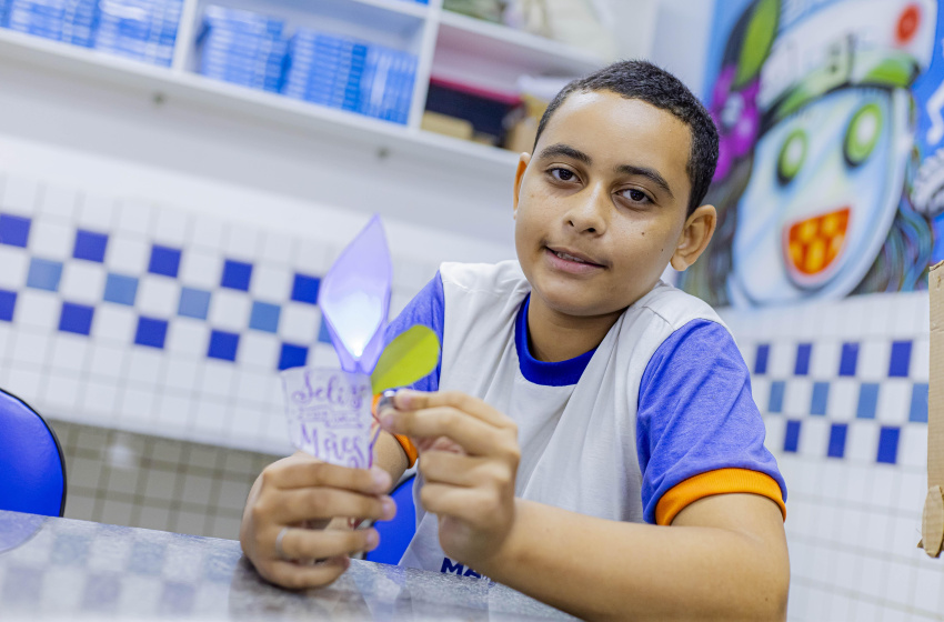 Alunos de escola municipal produzem presentes tecnológicos na aula de robótica