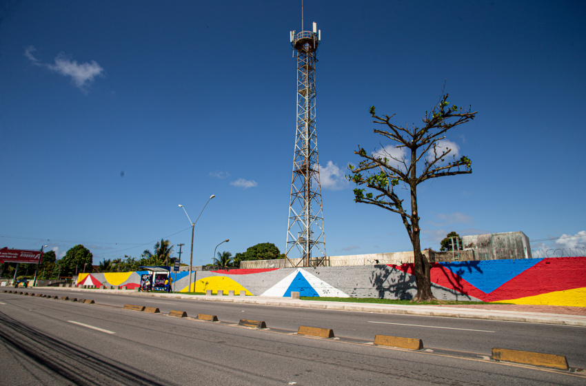 Muralismo dá novo visual a espaço revitalizado próximo a ponto de ônibus na Serraria