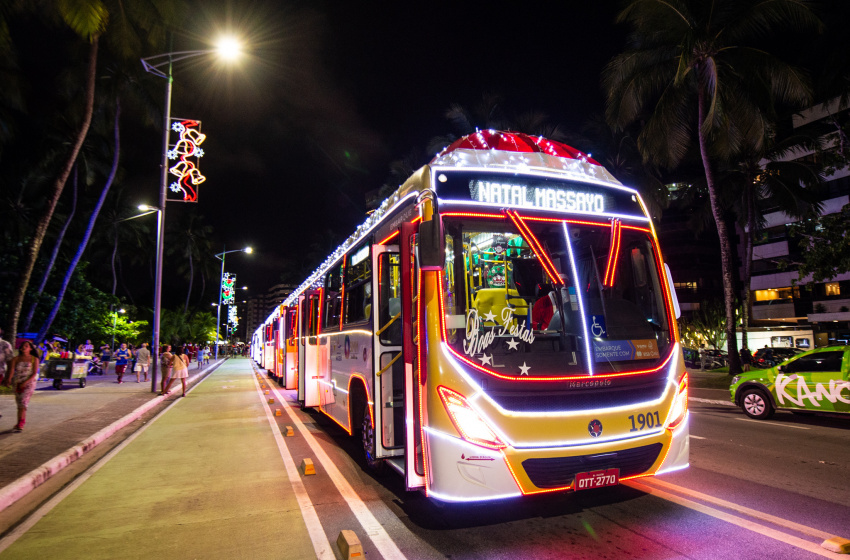 Maceioenses e turistas terão ônibus de graça para conhecer iluminação de Natal na orla marítima