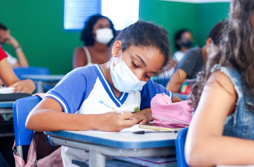 Educação oferta cursos de idiomas na Escola Municipal Padre Brandão Lima no Benedito Bentes
