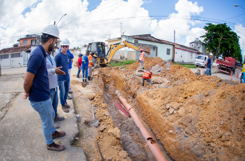 Obra de esgotamento sanitário da Sanama prejudica sistema de drenagem em via do Benedito Bentes