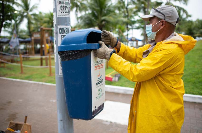 Prejuízo da Prefeitura de Maceió com vandalismo em papeleiras ultrapassa R$ 17 mil