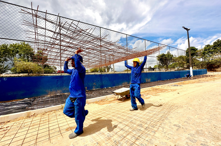 Praça no Conjunto Medeiros Neto recebe obras de revitalização