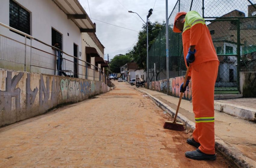 Grota do Moreira, no Jacintinho, recebe serviços de limpeza