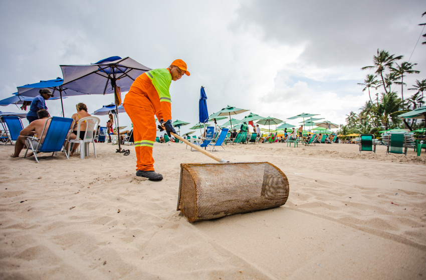 Desenvolvimento Sustentável utiliza Ecopeneiras para limpeza na faixa de areia das praias da capital