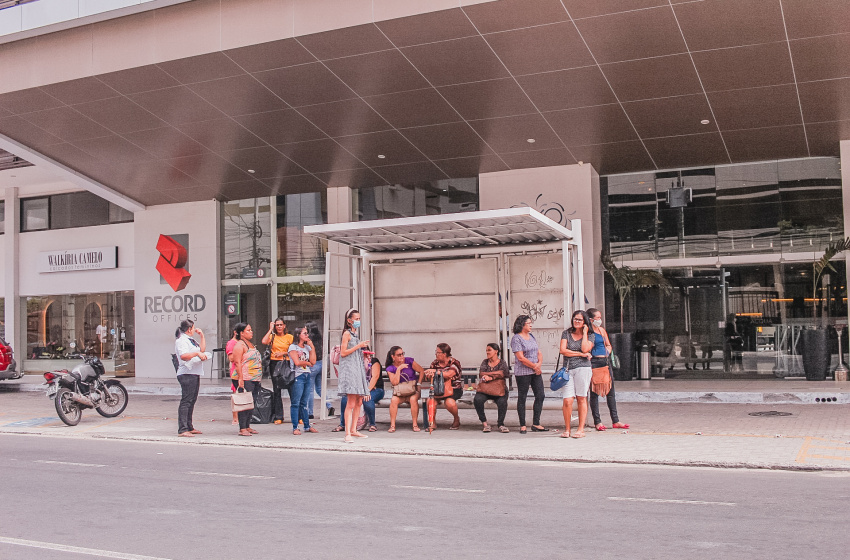 SMTT instala novos abrigos de ônibus na Ponta Verde