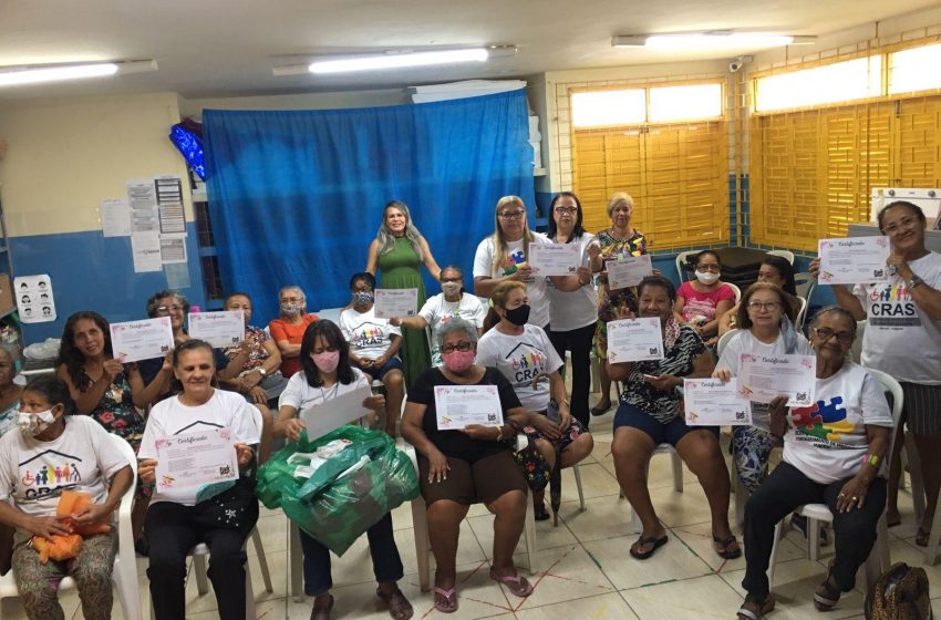Grupo de idosas do Cras Cacilda Sampaio recebe certificado de Curso de Artesanato