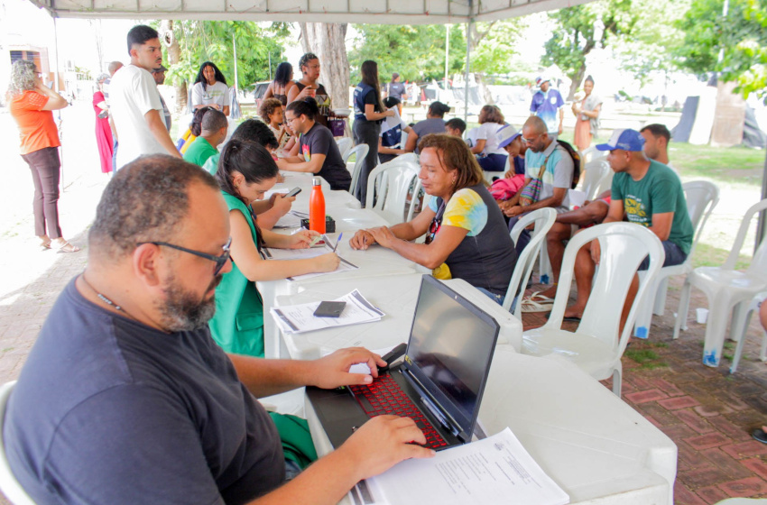 Alurb realiza ação com pessoas em situação de rua na Praça Sinimbu
