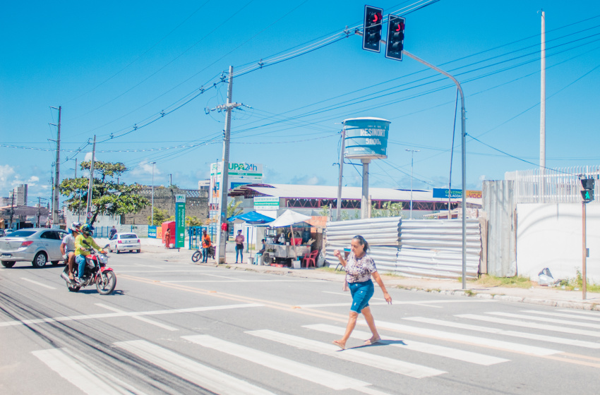 Faixa de pedestres e novo semáforo são implantados no Jacintinho