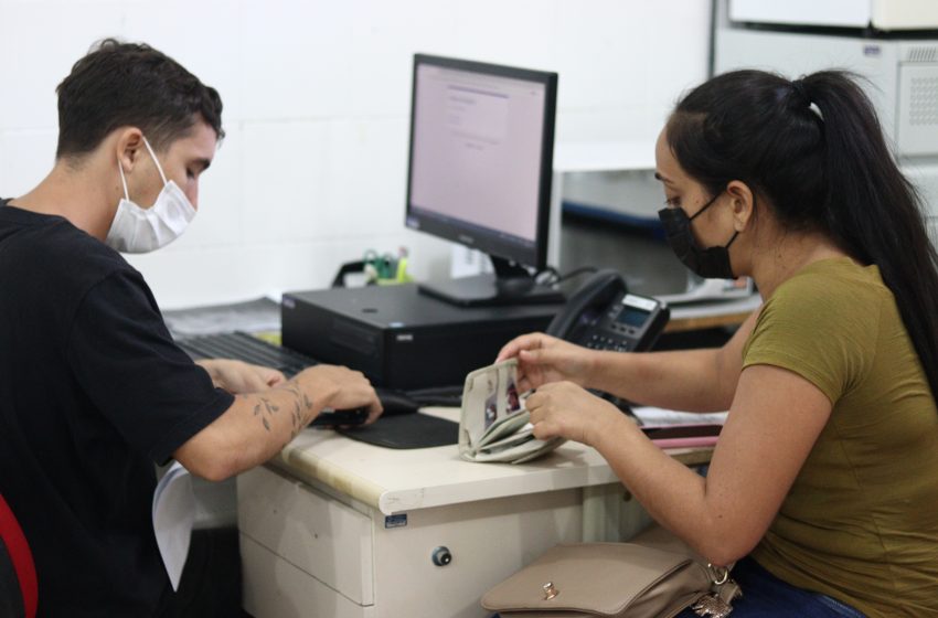 Estudantes entregam documentação para seleção de 153 vagas de estágio em licenciatura