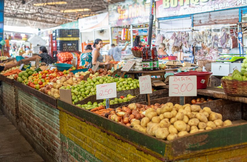 Maceioenses buscam preços mais acessíveis ao bolso nos mercados públicos e feiras da cidade