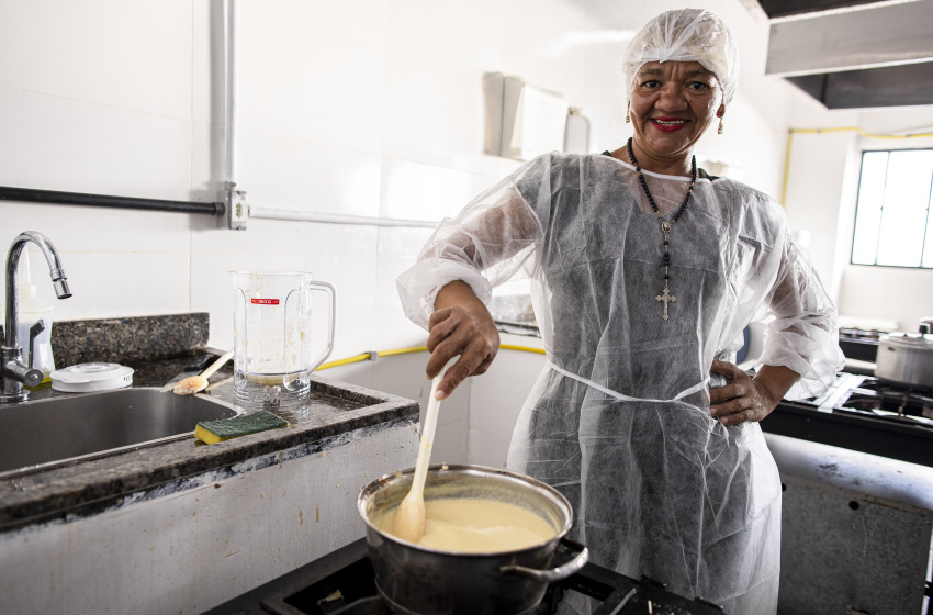 Pessoas em situação de rua participam de oficina culinária