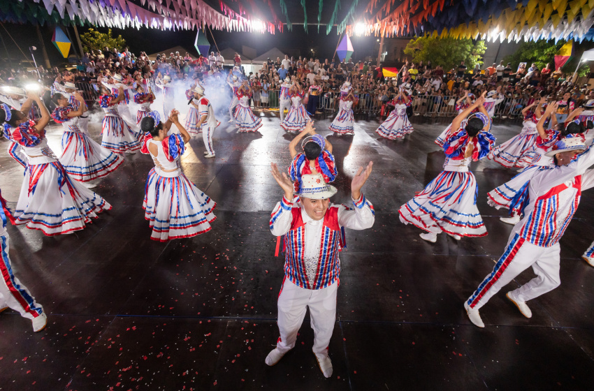 Coco de Roda emociona público na primeira noite do concurso em Jaraguá