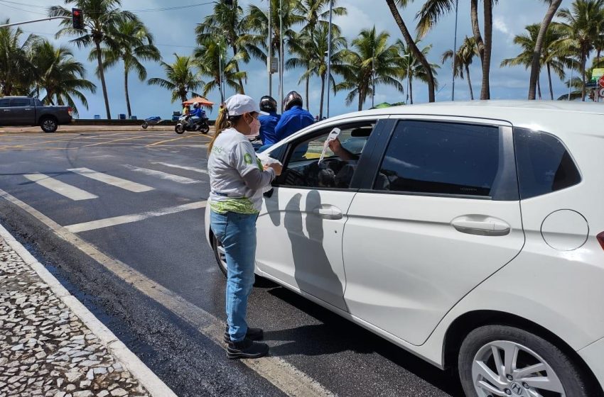 Praia limpa: Prefeitura distribui mil lixeiras para carros na orla