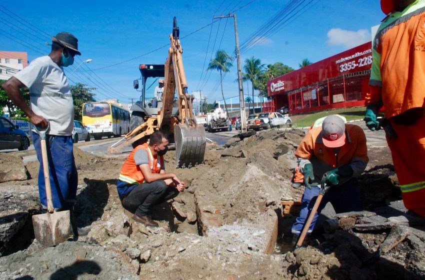 Avenida Gustavo Paiva recebe serviços de manutenção de galerias para evitar alagamentos