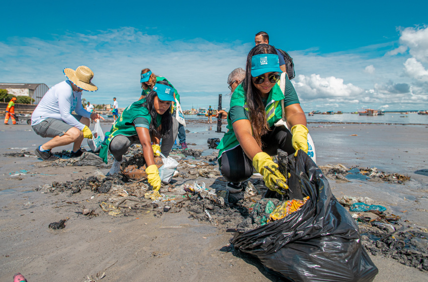 Projeto Praia Limpa faz mutirão de limpeza na Ponta Verde, neste sábado (15)