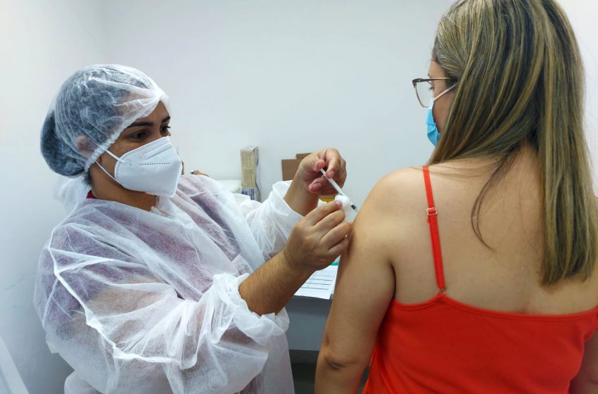 Servidores da Assistência Social se vacinam contra Covid-19 e Influenza