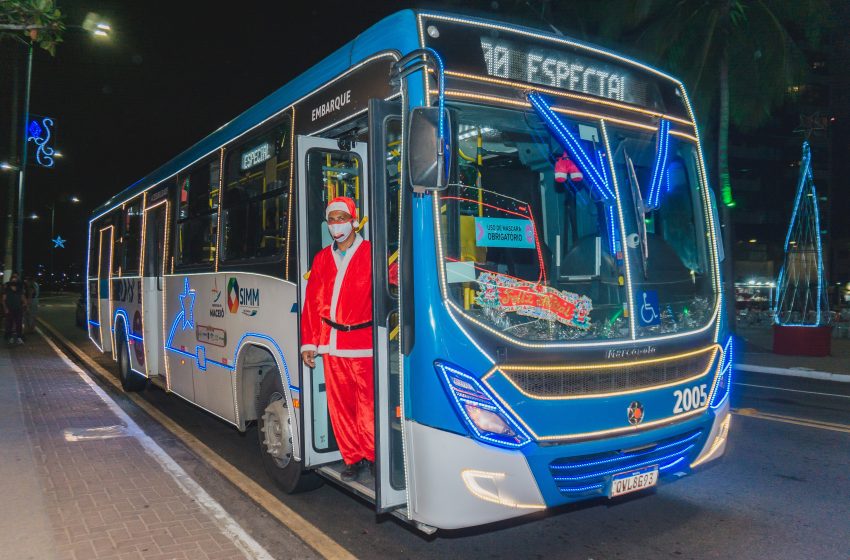 Ônibus natalinos transportam alunos da rede municipal pelas ruas de Maceió