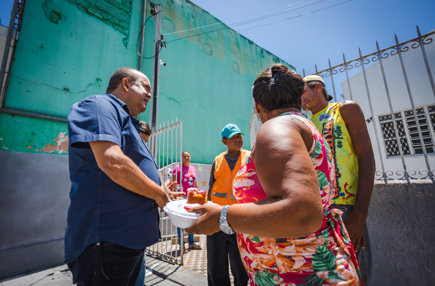 Secretário de Assistência Social acompanha entrega de refeições no Centro Pop II