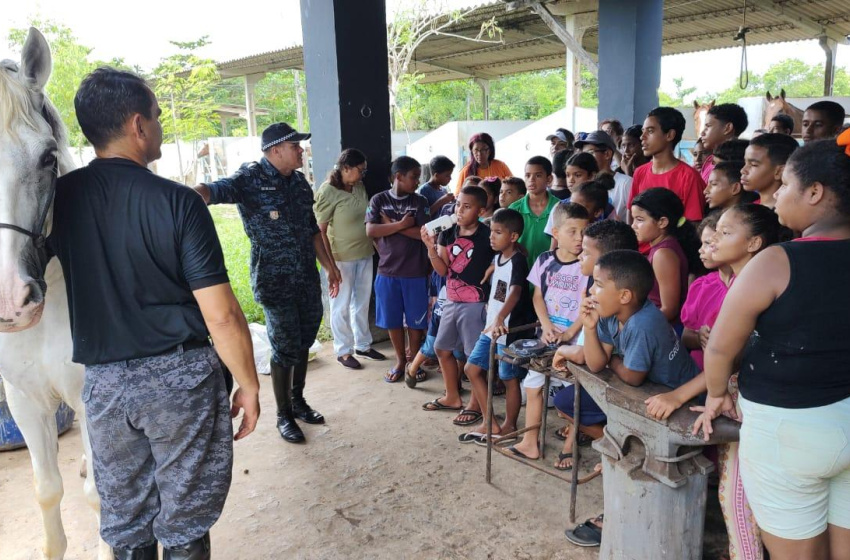 Serviço de Convivência de Juvenópolis leva crianças à Cavalaria da Polícia Militar