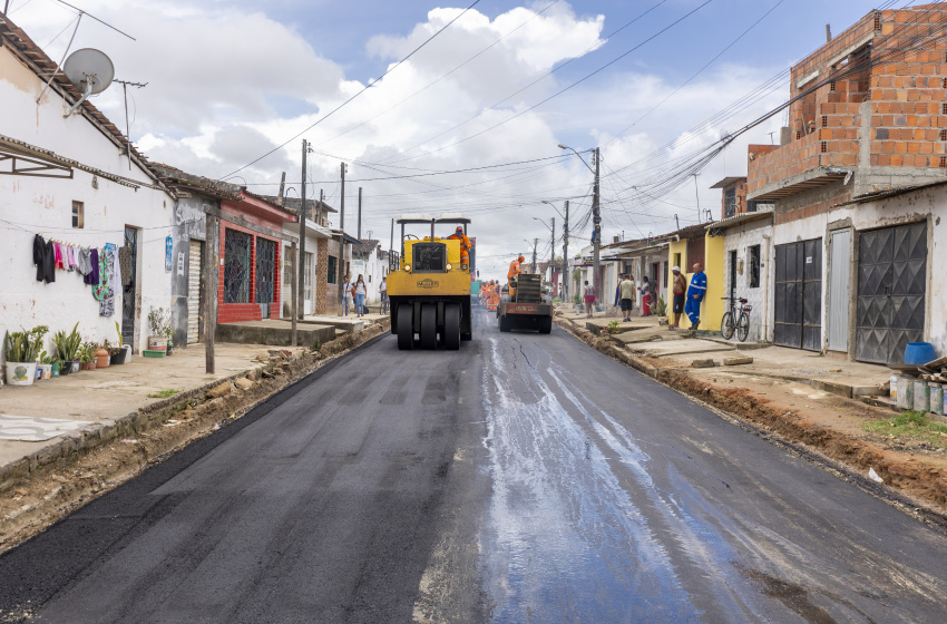 Prefeitura vistoria obras de pavimentação no Village Campestre II, esperadas há décadas por moradores