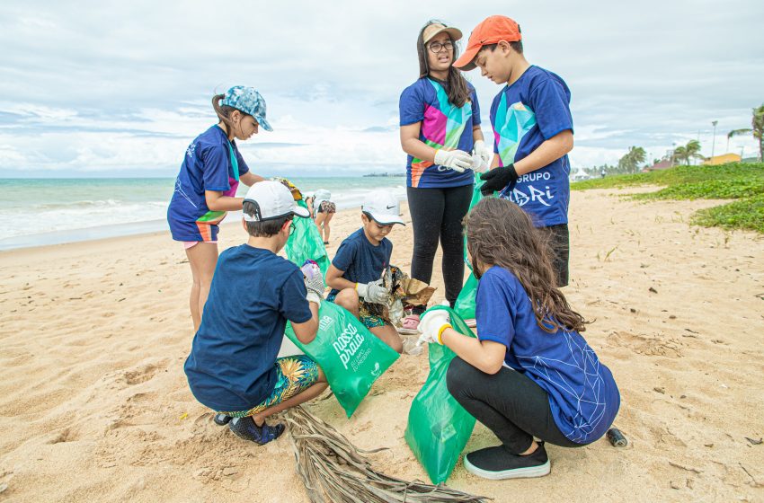Mutirão de limpeza retira mais de 70 quilos de lixo da praia de Jacarecica