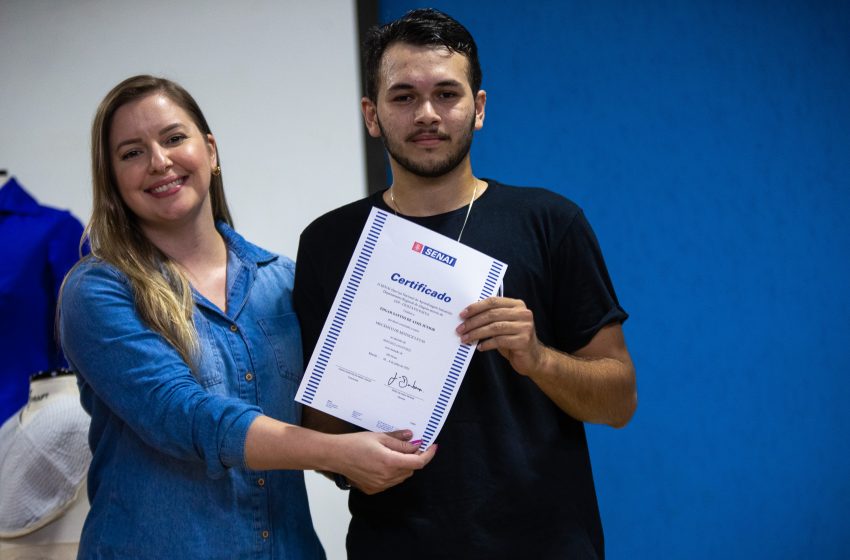 Usuários do CadÚnico e do Programa Nova Chance recebem certificados de cursos profissionalizantes