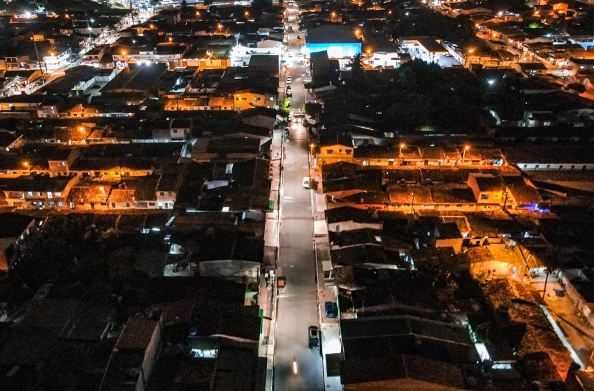 Prefeitura de Maceió instala 231 luminárias em LED em avenida e ruas do Clima Bom