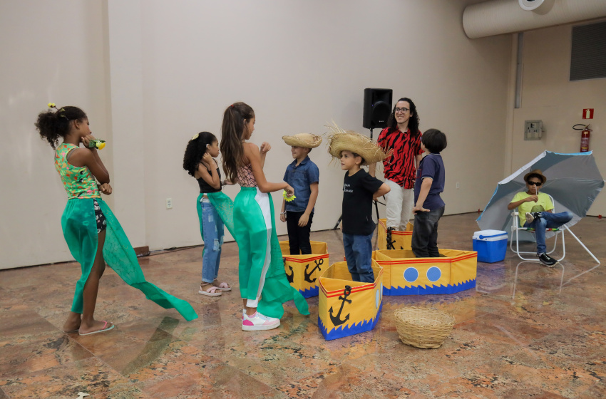 Alunos surdos da Escola Municipal Carmelita Gama encantam público da Bienal com apresentações culturais