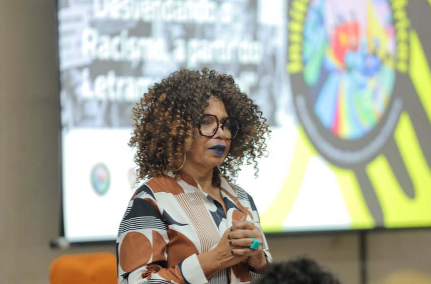 Bienal: Palestra aborda tema do letramento racial nas escolas municipais