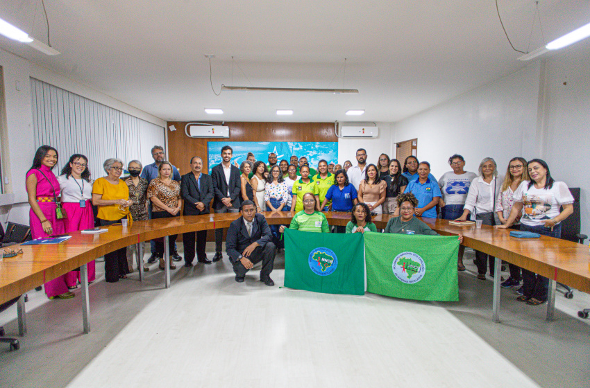 Representantes assinam termo de posse do Conselho Municipal de Economia Solidária