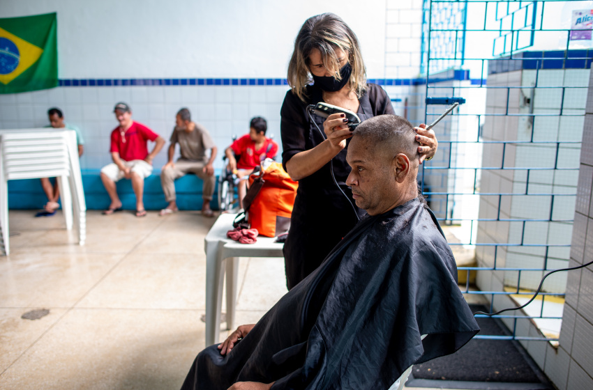 Assistência Social garante corte de cabelo a pessoas acolhidas em abrigos e instituições