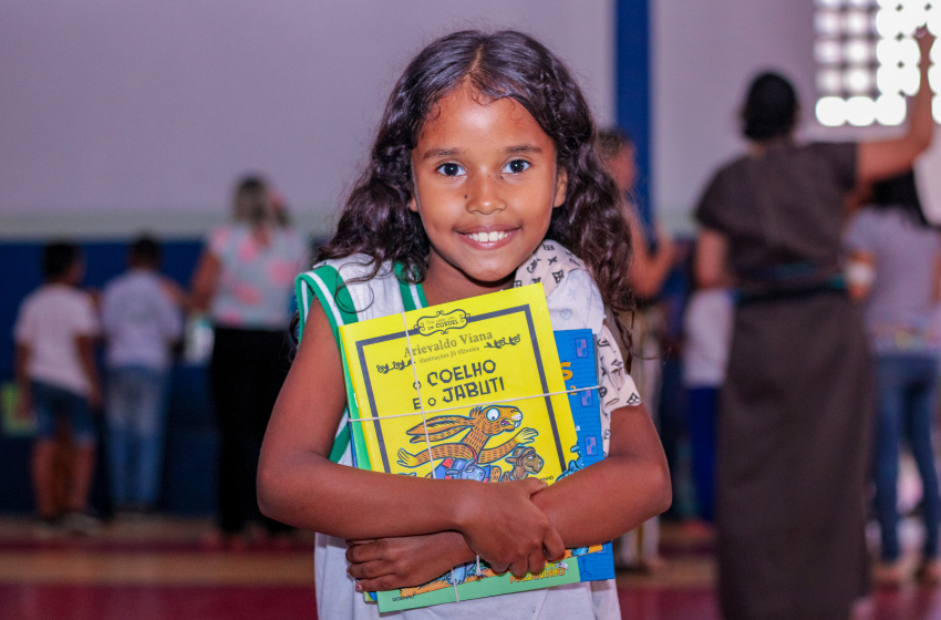 VaLER a Pena: mais estudantes de escolas e creches municipais recebem kits de livros para leitura