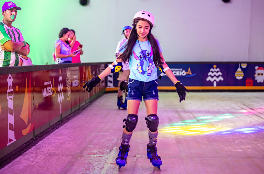 Pista de patinação no gelo atrai visitantes ao Parque Centenário