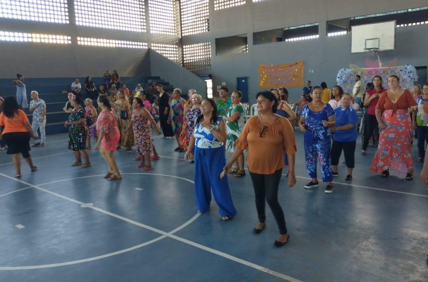 Baile da Primavera reúne cerca de 100 idosos do Serviço de Convivência