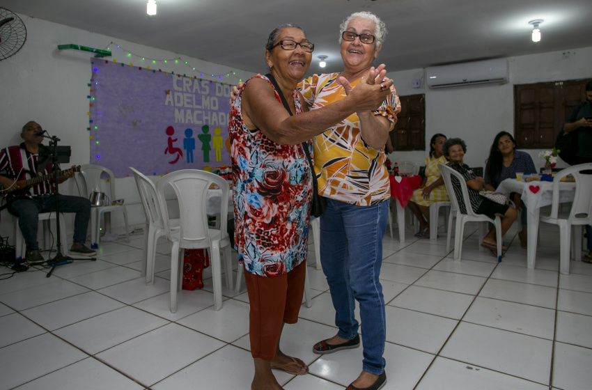 Mês das mães é comemorado com música e animação no Cras Dom Adelmo Machado