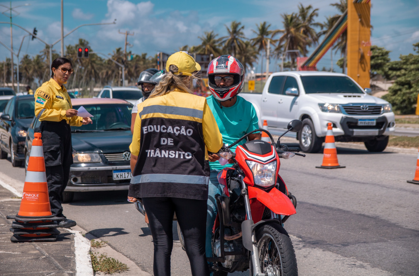 SMTT aborda veículos para alertar sobre a segurança viária durante o Carnaval em Maceió
