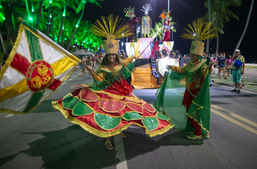 Segunda noite do desfile das escolas de samba em Maceió encanta moradores e turistas