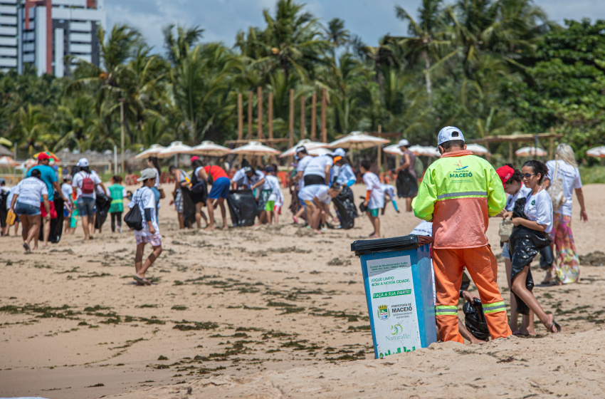 Prefeitura de Maceió e parceiros realizam ação de limpeza nas praias de Guaxuma e Ipioca