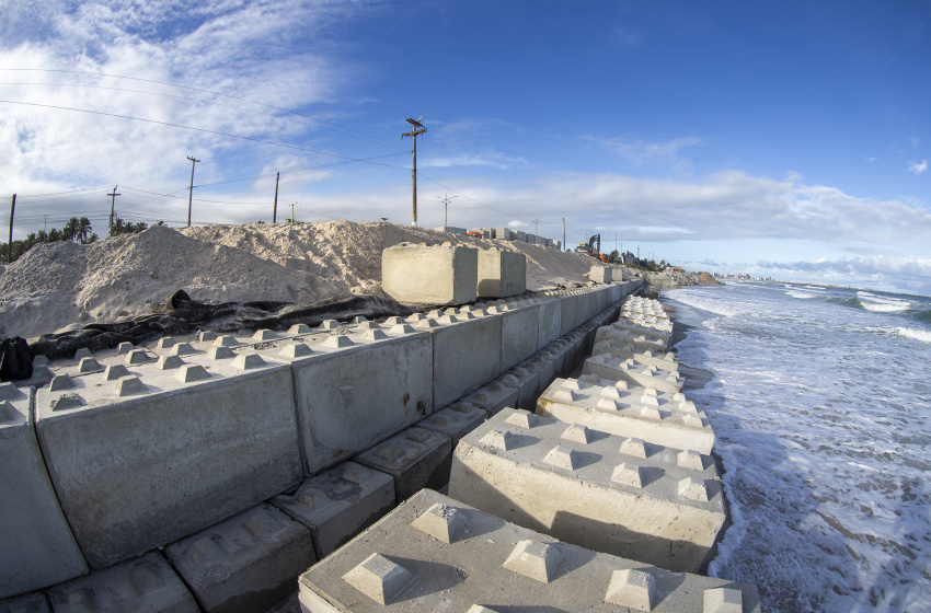 JHC anuncia avanço da obra de contenção da orla do Pontal