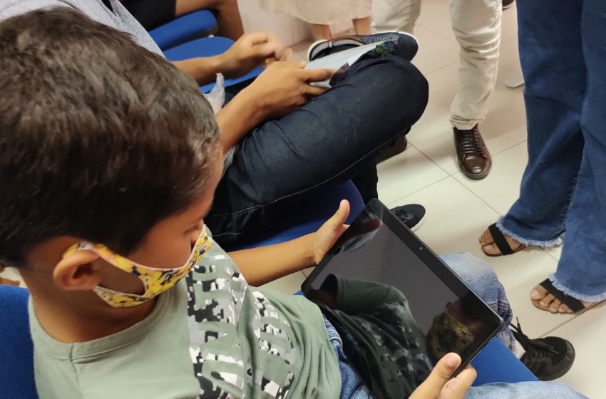 Crianças e adolescentes de unidades de acolhimento ganham tablets