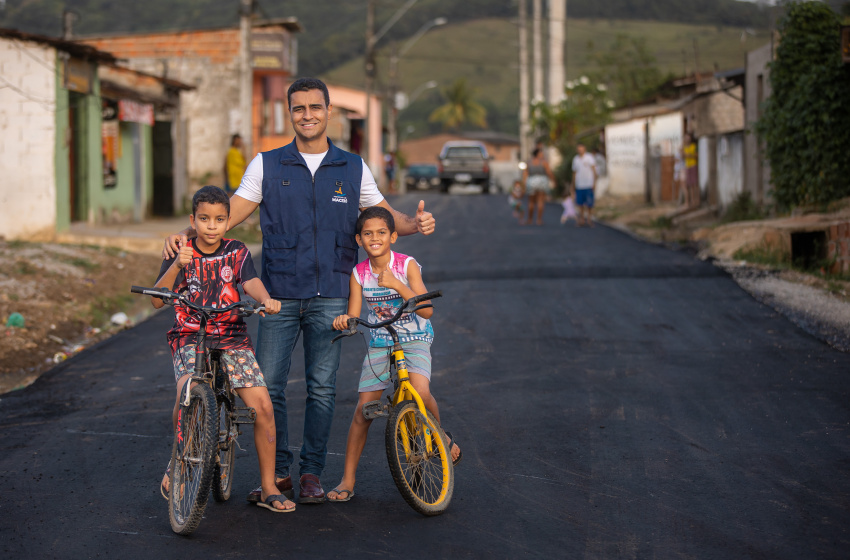 Prefeitura vistoria obras de pavimentação asfáltica no Rio Novo