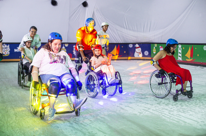 Público PCD aproveita pista de patinação no Parque do Centenário