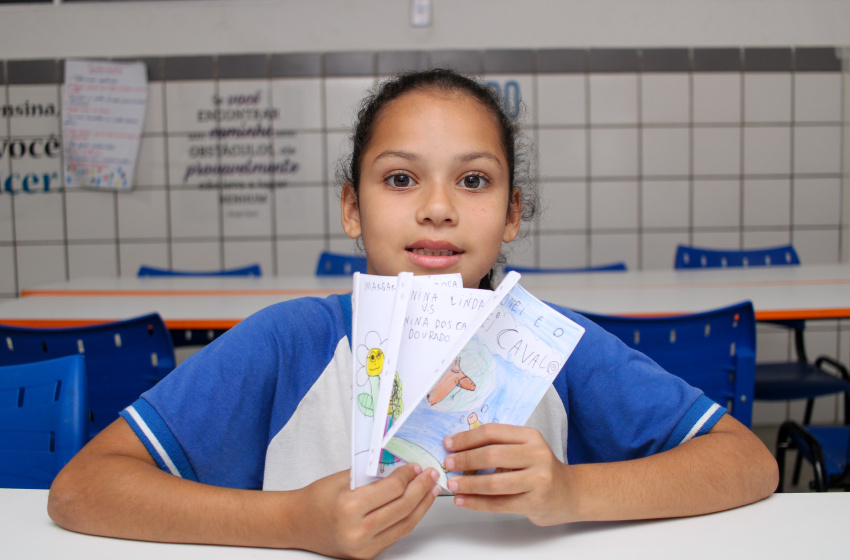 Aos 9 anos, aluna da rede municipal de ensino cria histórias e confecciona os próprios livros de forma artesanal