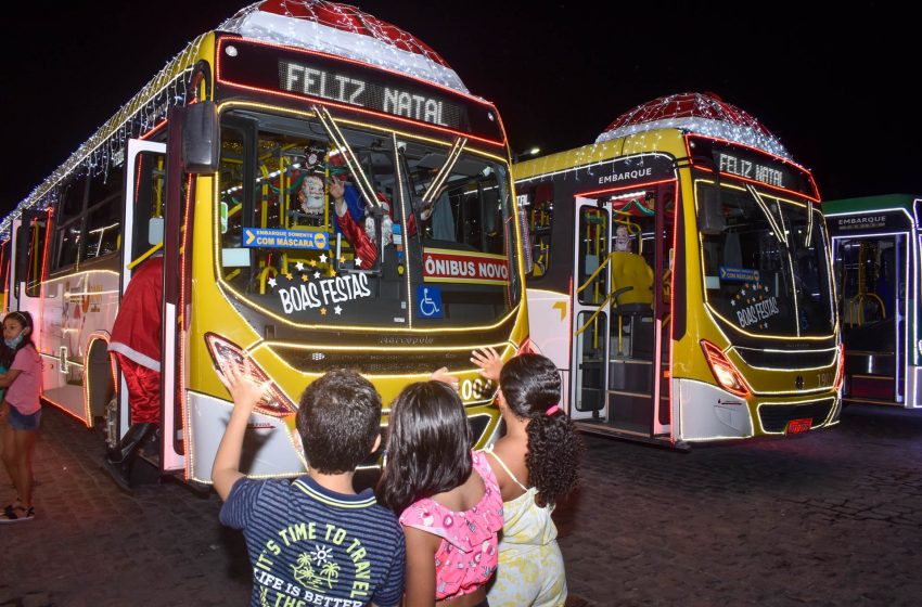 Ônibus natalinos encantam maceioenses durante carreata iluminada