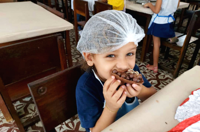 Crianças do Serviço de Convivência do Lar São Domingos participam de oficina de ovos de Páscoa