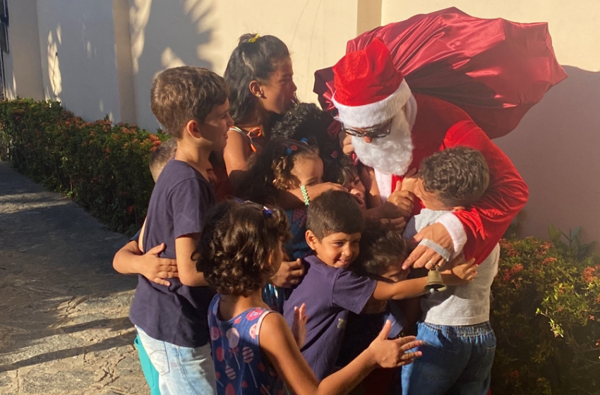 Papai Noel visita crianças e festeja o Natal na unidade de acolhimento Rubens Colaço
