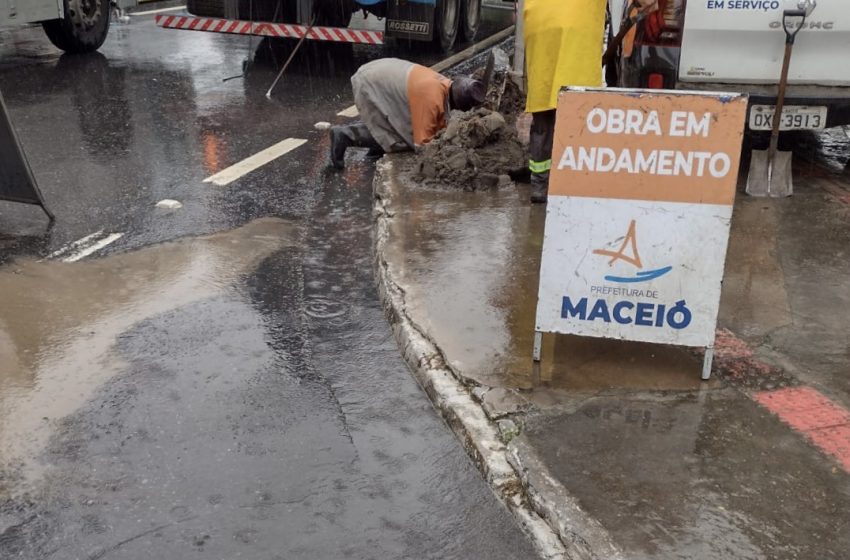 Equipes de manutenção de vias estão em pontos de alagamentos em Maceió